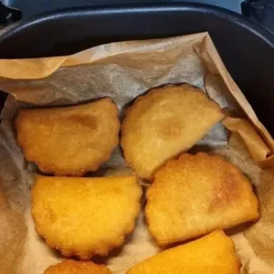 Pastéis dourados — salgados